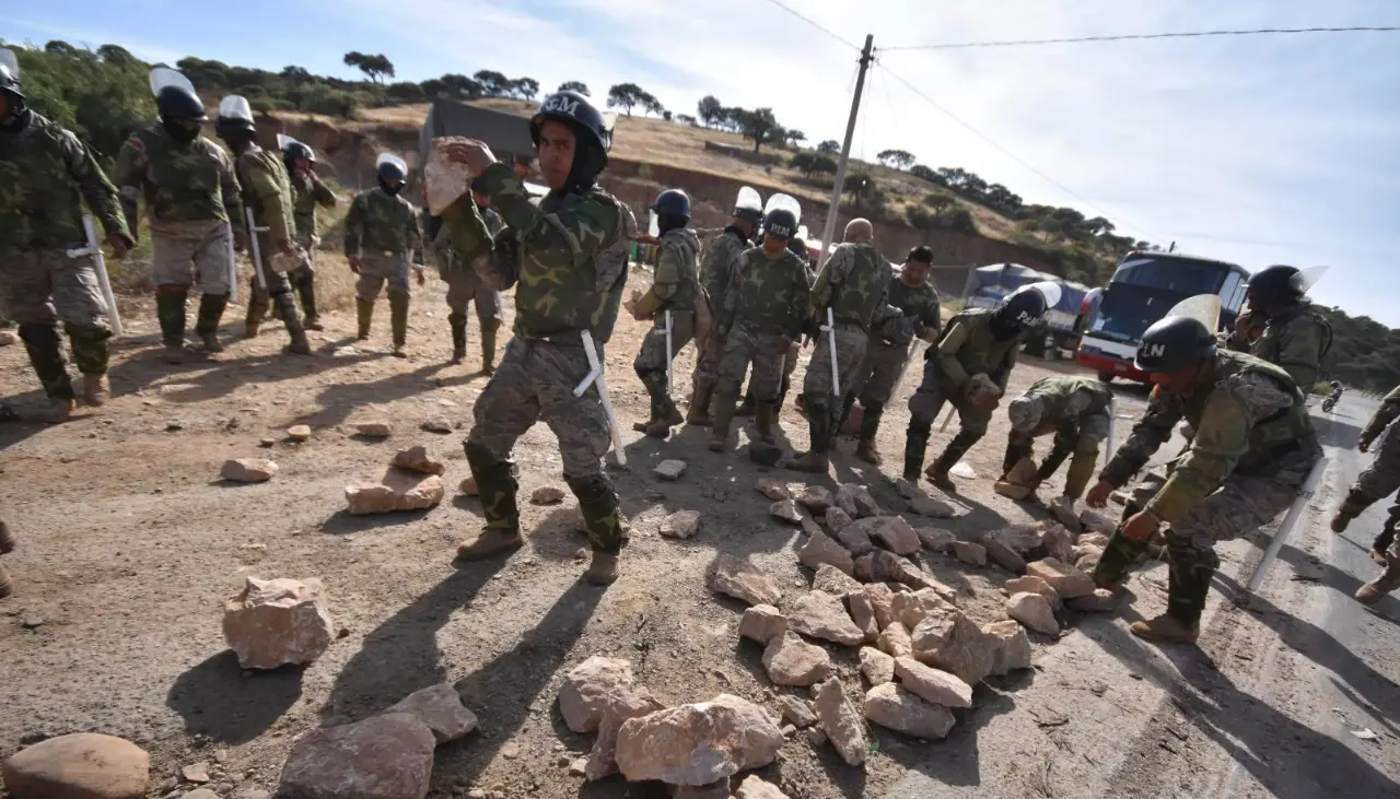 Pese a intervención de policías y militares, los bloqueos siguen en cuatro departamentos