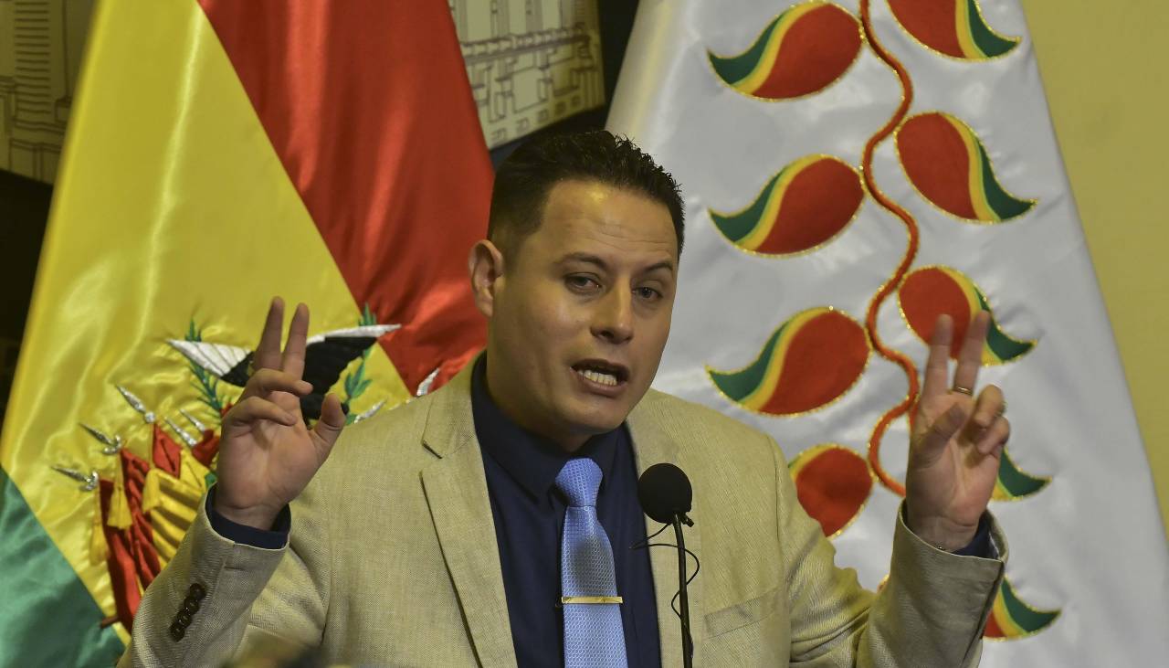 Lara exige a Urioste revelar quién es el “amigo” que le pidió su currículum para postularlo a fiscal general