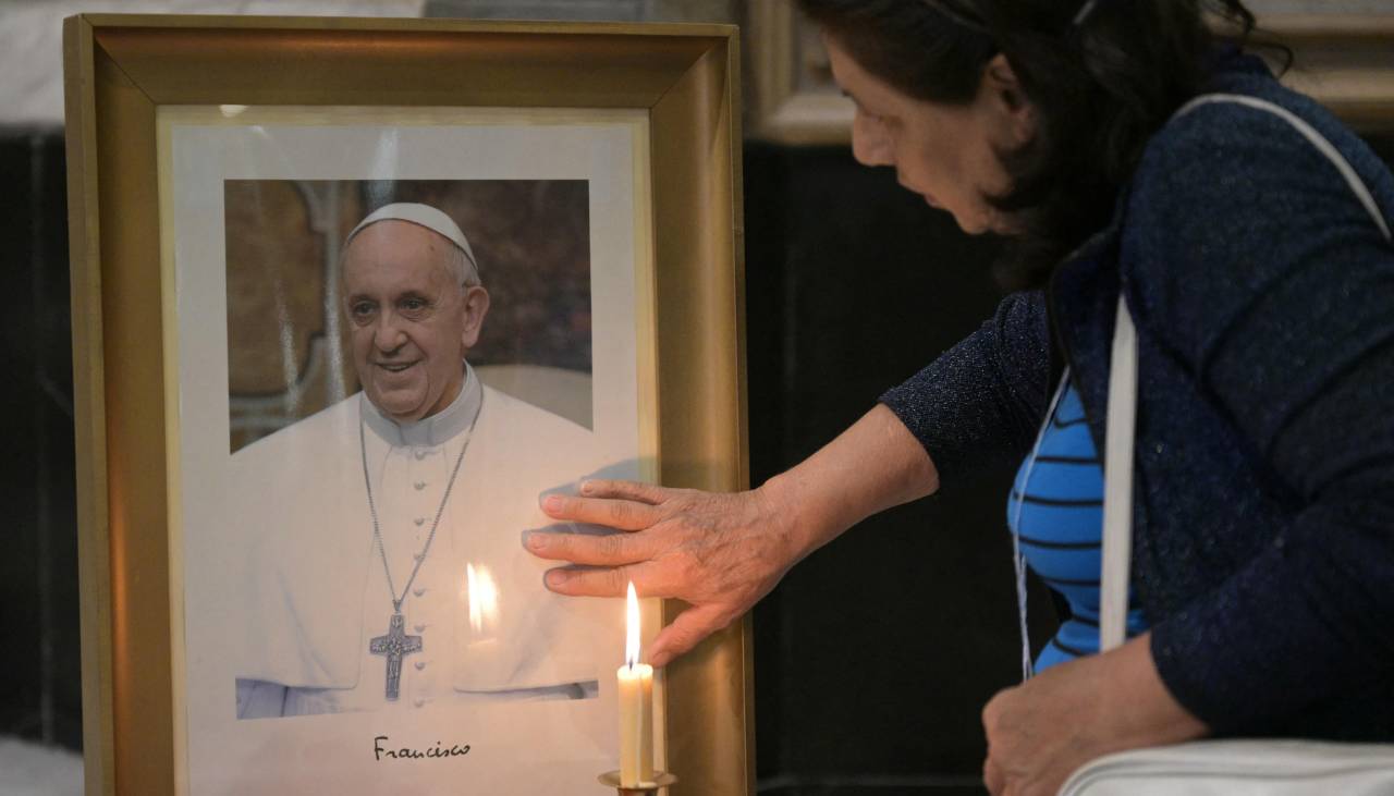 El papa Francisco se mantiene estable y reinició su actividad laboral en el hospital