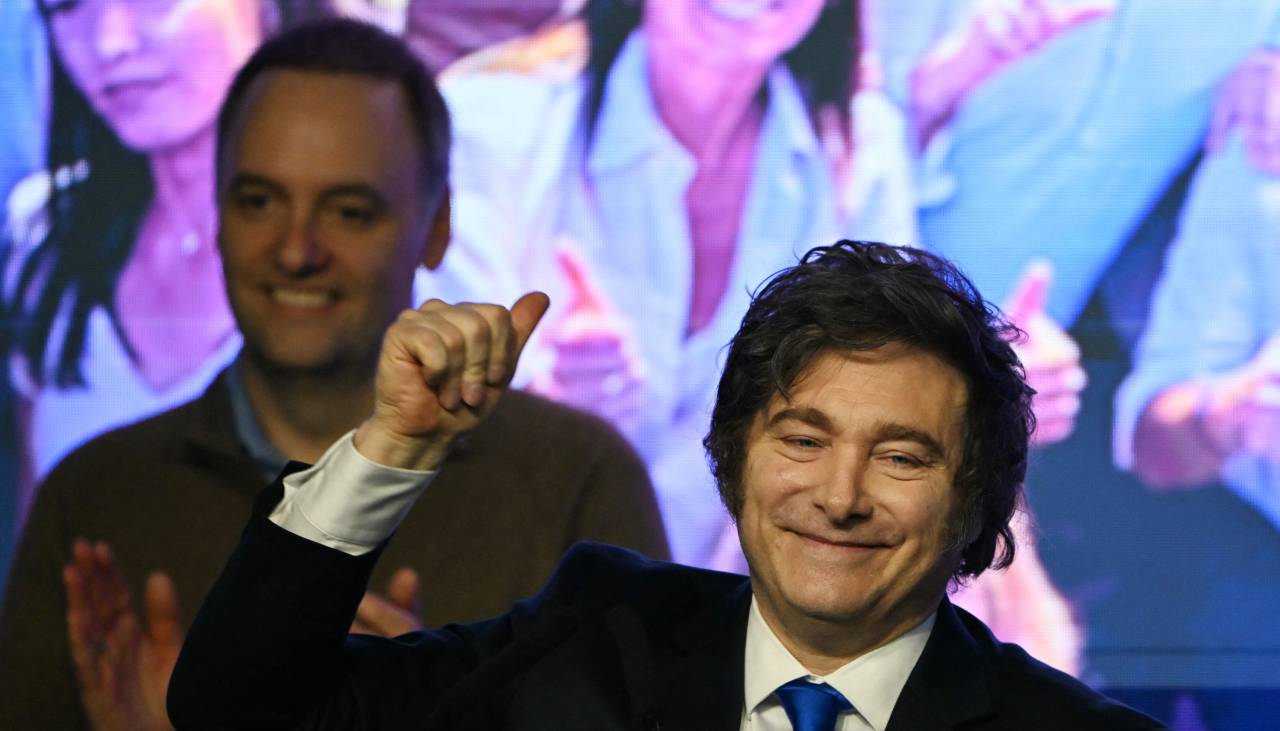 El jefe de Gabinete de Milei en el ojo del huracán por viajes en avión