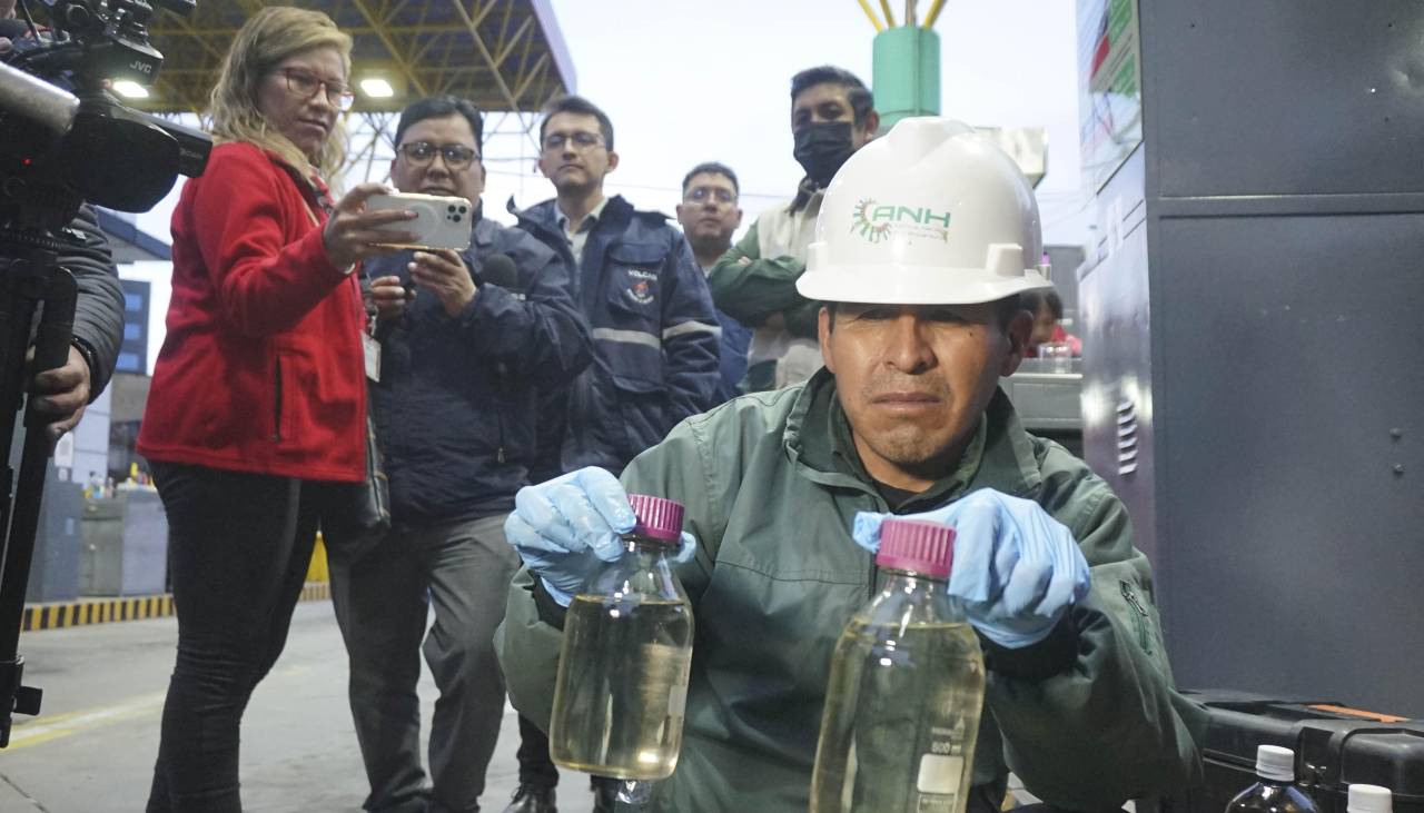 Gobierno y transportistas acuerdan mesas técnicas y controles de calidad del combustible