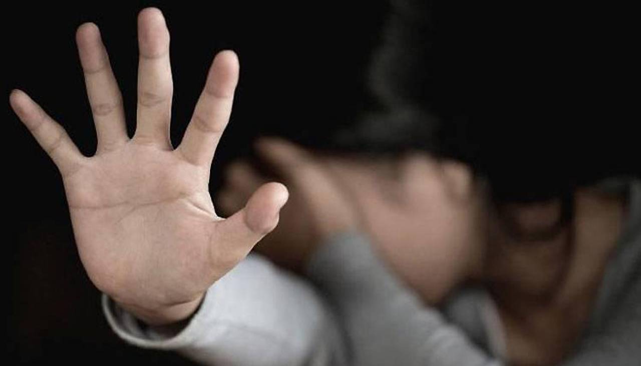 Joven de 18 años fue víctima de un grave delito en minibús; un adolescente está detenido, reporta la Policía 