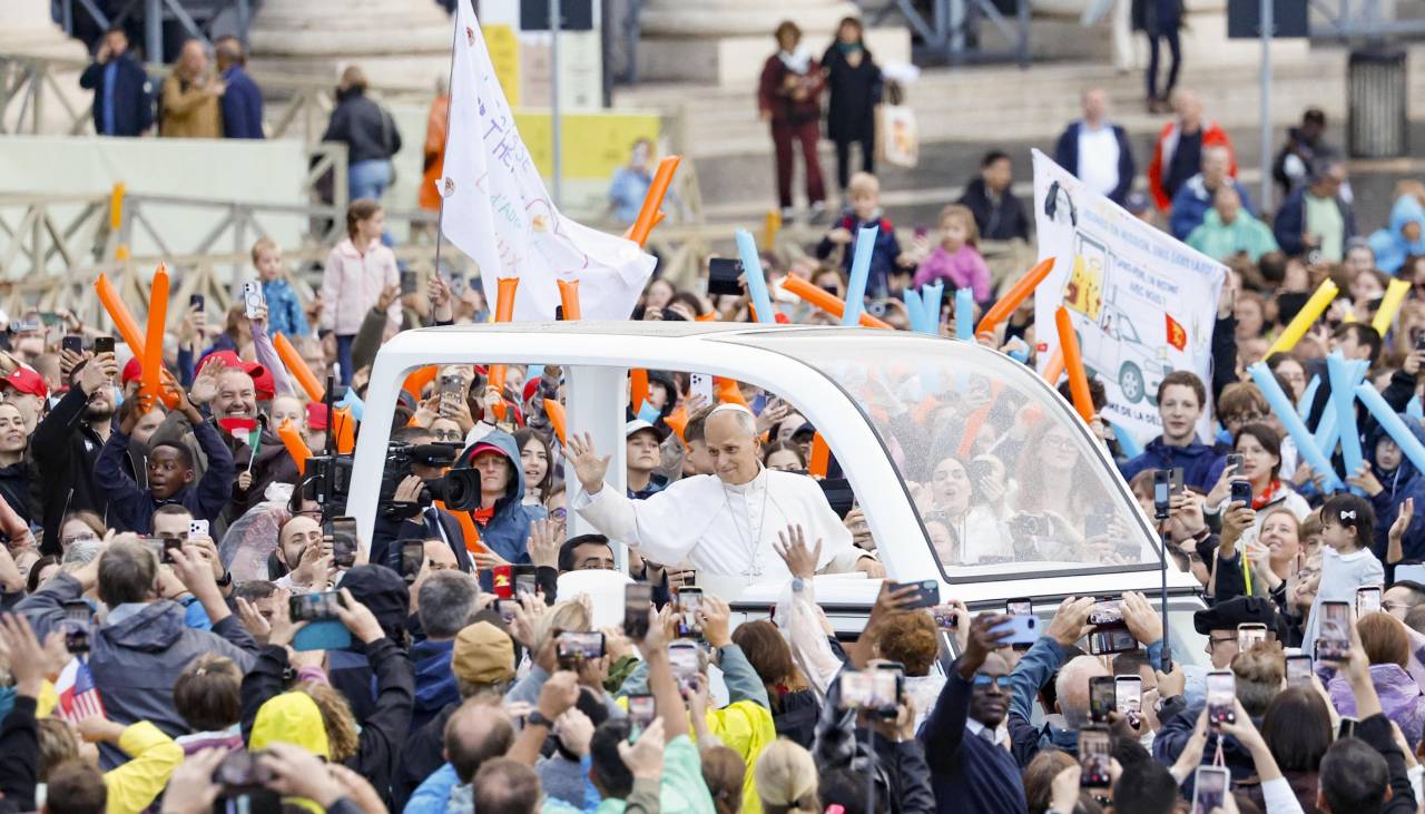 El papa retoma las audiencias y se vuelve a subir al papamóvil tras su operación