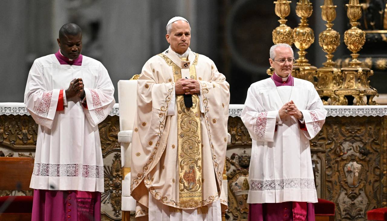 El Papa lamenta una humanidad “de rodillas” por tanta brutalidad en misa de Cena del Señor