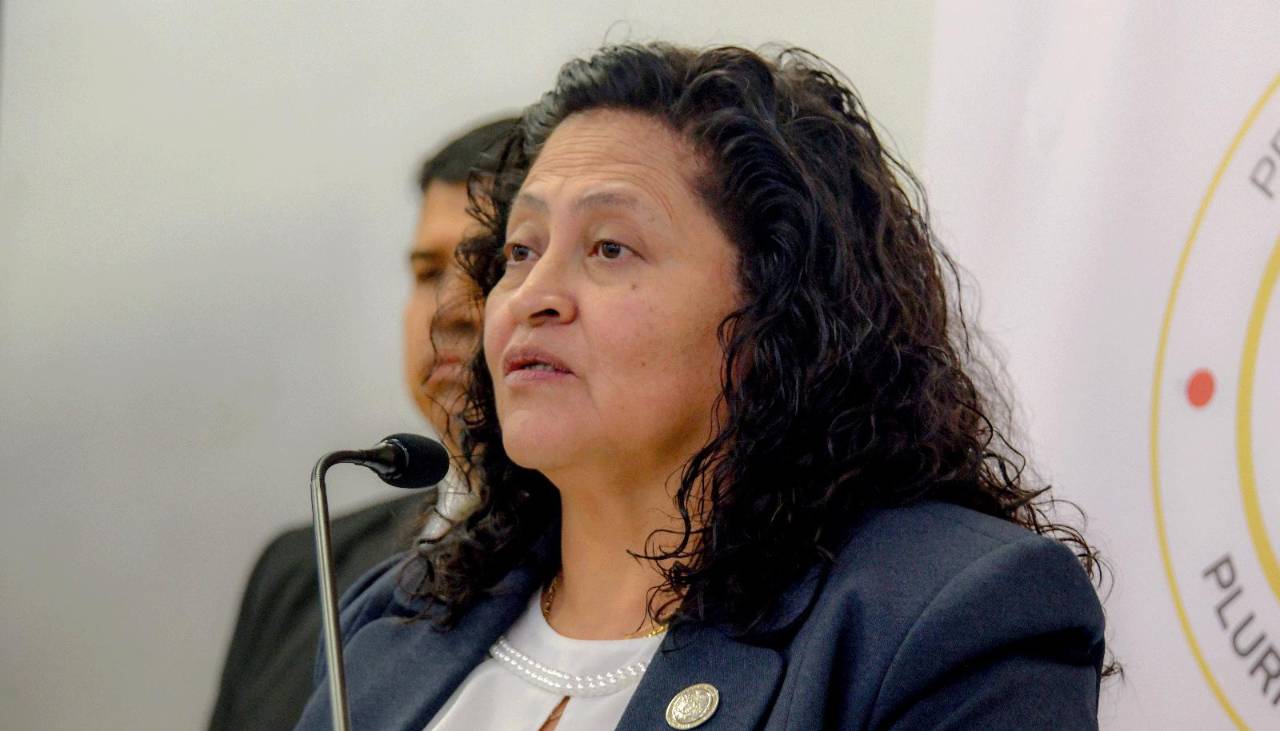 Falta pago de sueldo de junio a 1.000 funcionarios de salud, dice ministra Flores, que atribuye el retraso a errores de planilla