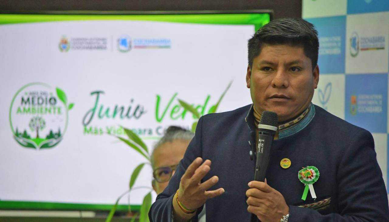 “Desbloquee, señor gobernador”: Increpan a Leonardo Loza en medio de un acto