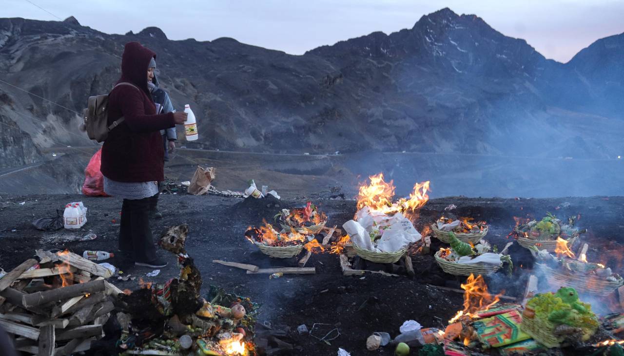 Ofrendas y rituales ancestrales de agradecimiento abren el mes de la Pachamama en Bolivia