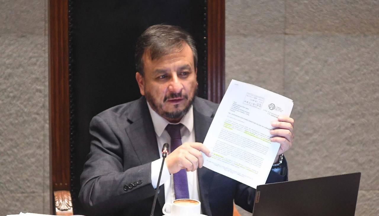 Ministro Medinaceli muestra cartas y dice que en la gestión de Arce se sabía de la gasolina de mala calidad