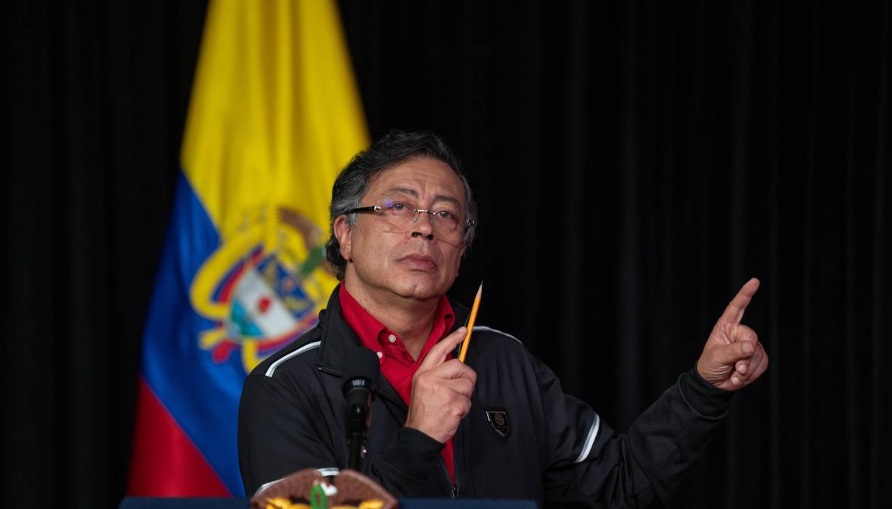 Petro desafía a Trump y ordena “restablecer el servicio aéreo civil” con Venezuela