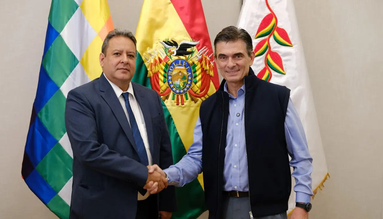 Sebastián Daroca es posesionado como presidente interino de YPFB 