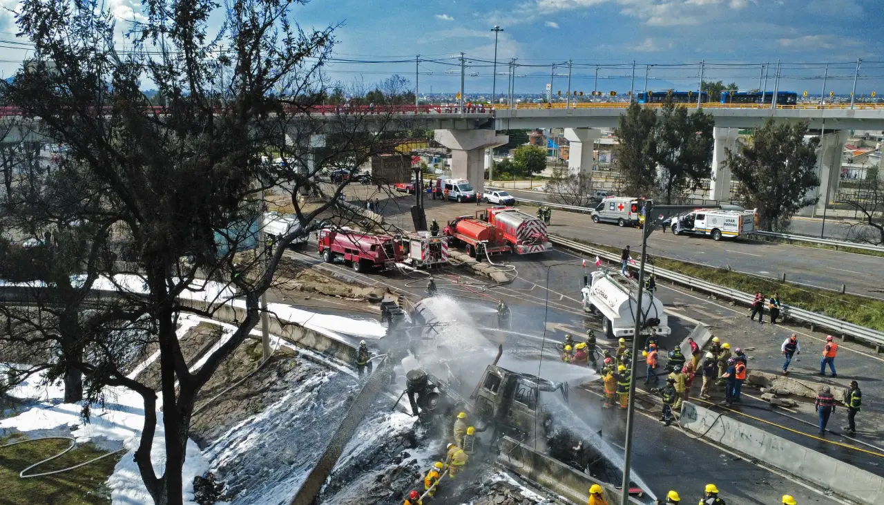 Esto es lo que se sabe de la explosión de un camión con gas en México que dejó nueve muertos y decenas de heridos