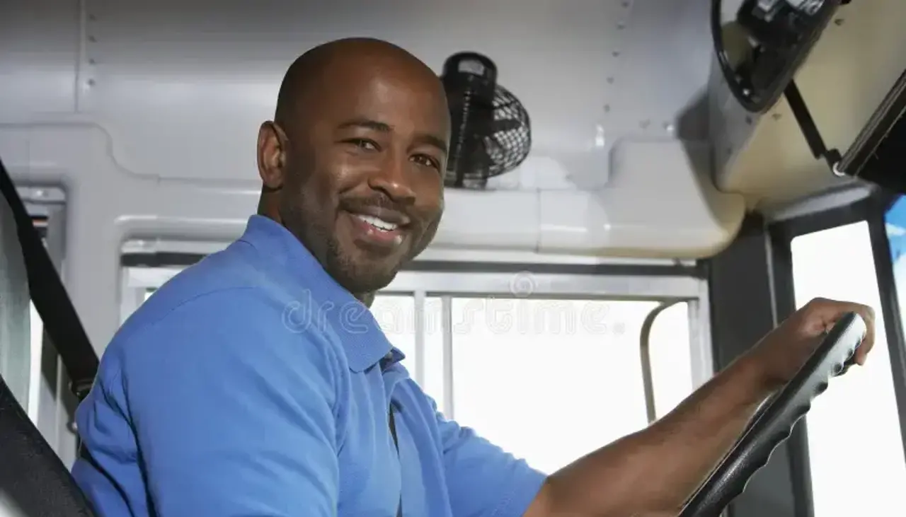 Video: ¡No lo dudo! chofer de bus se detuvo en plena carretera para tomarse fotos junto a un auto lujoso 