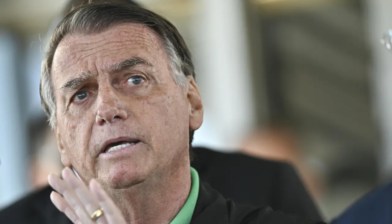 Bolsonaro es trasladado a la Policía Federal para colocarle una tobillera electrónica