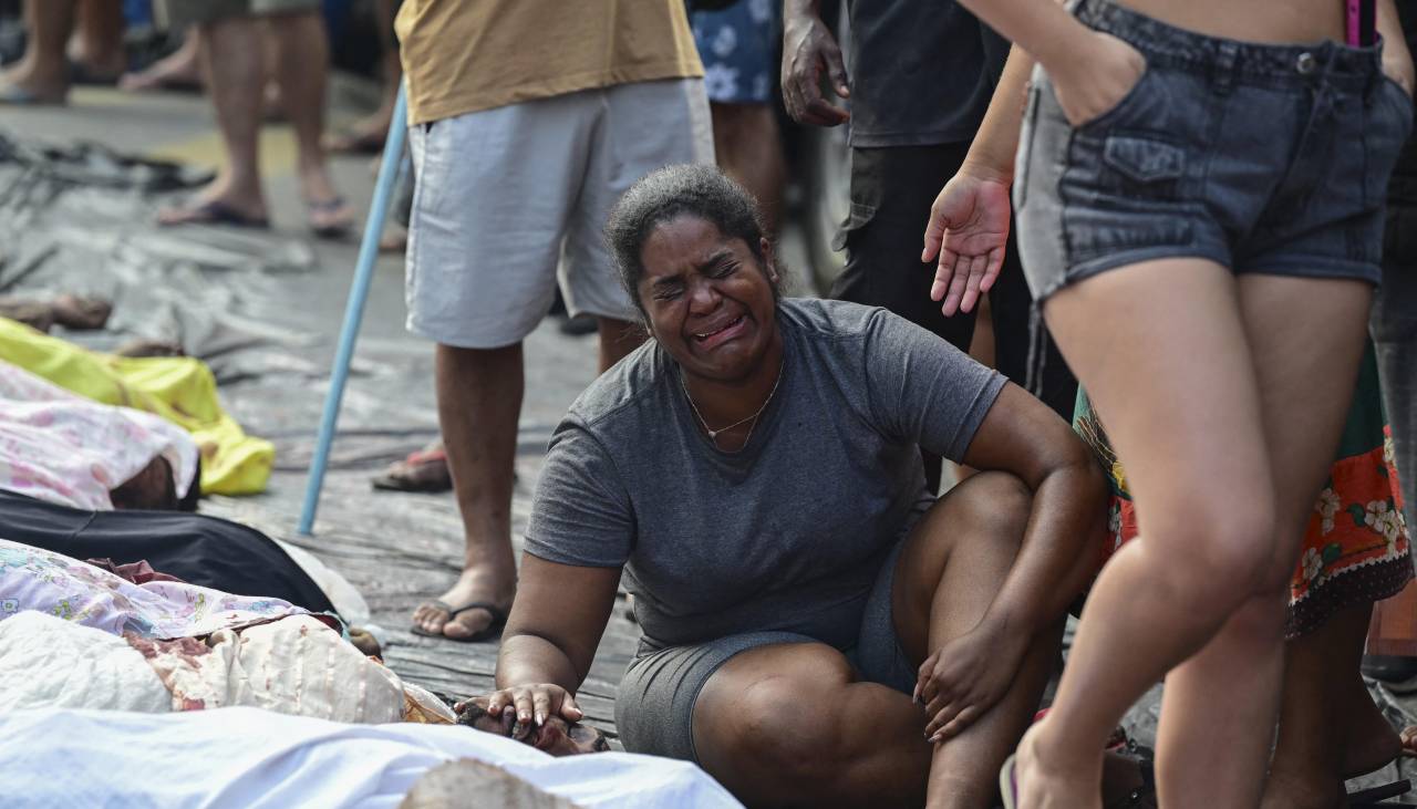 Habitantes de las favelas en Río de Janeiro hallan 40 cadáveres tras la operación policial