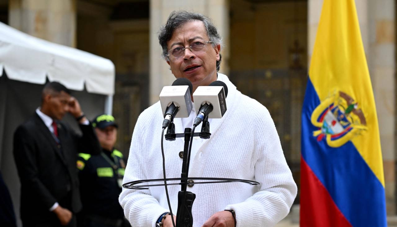 Petro denuncia que Colombia está siendo “bombardeada” desde Ecuador