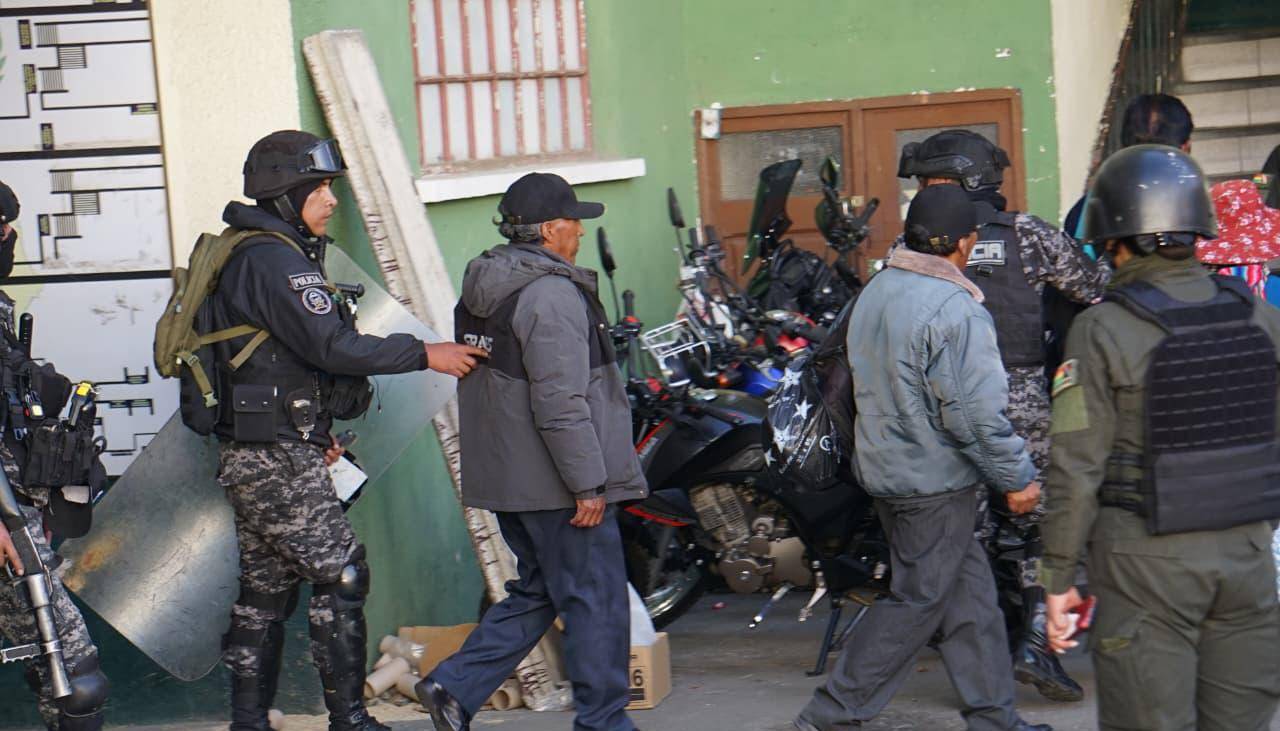 Violencia en La Paz: Suman 28 aprehendidos; los agentes hallaron Bs 243.000 en poder de personas con “cascos de minero”