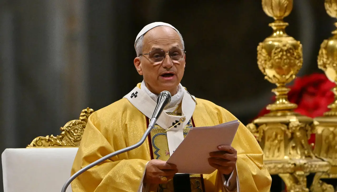 El papa León XVI en su primera misa del Gallo lamenta la economía que trata “al hombre como mercancía” 