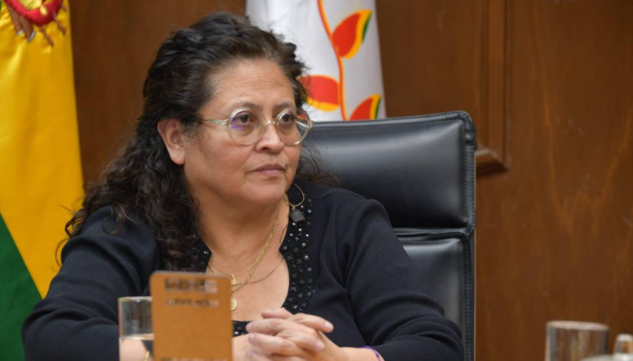 “Cuatro cisternas están paradas”: El Gobierno gestiona un “puente aéreo” para trasladar oxígeno para los hospitales de La Paz