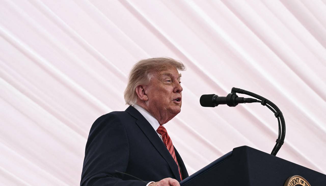 Trump dice que “saldrá” de Irán “a menos” que decida quedarse con el petróleo “como en Venezuela”