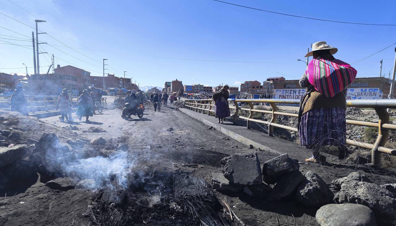 “Por favor, piedad, sean humanos; no tenemos agua ni comida”: El clamor de choferes varados por bloqueos