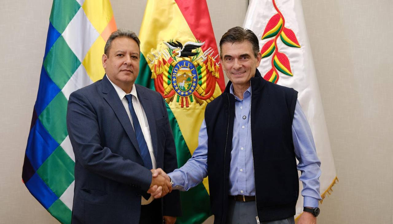 Sebastián Daroca es posesionado como presidente interino de YPFB 