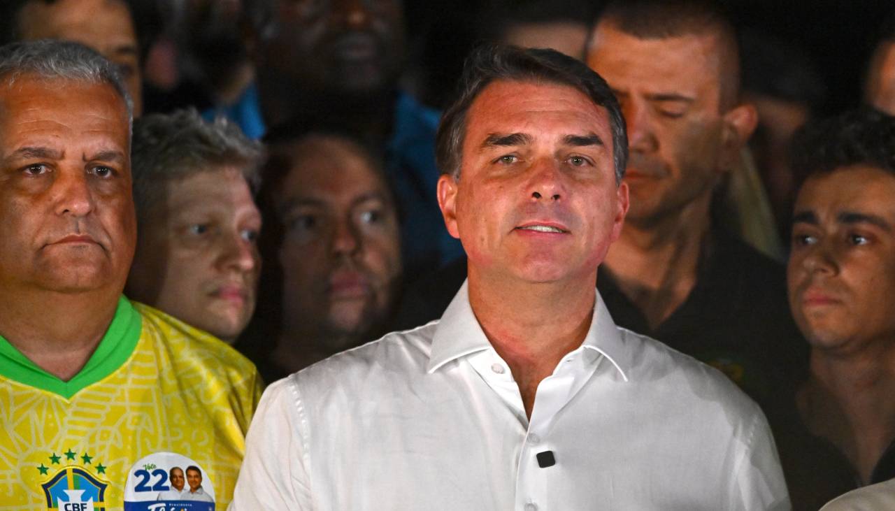 Flávio Bolsonaro se declara “verdadero presidente electo de Brasil”