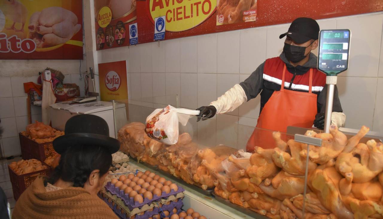 Fiestas de fin de año: ¿Cuál es el precio del kilo de pollo en mercados del eje central del país?