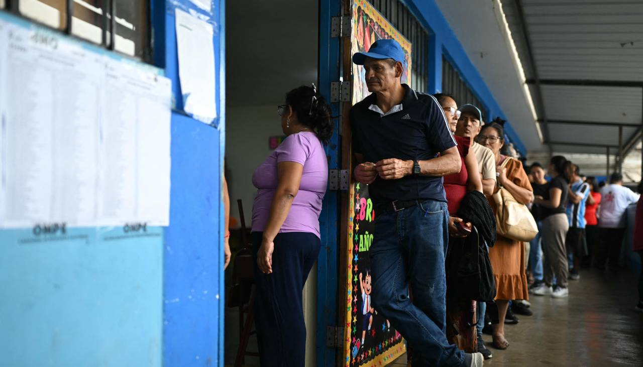 Perú: Extienden votación este lunes para miles de electores que no pudieron sufragar por fallo logístico