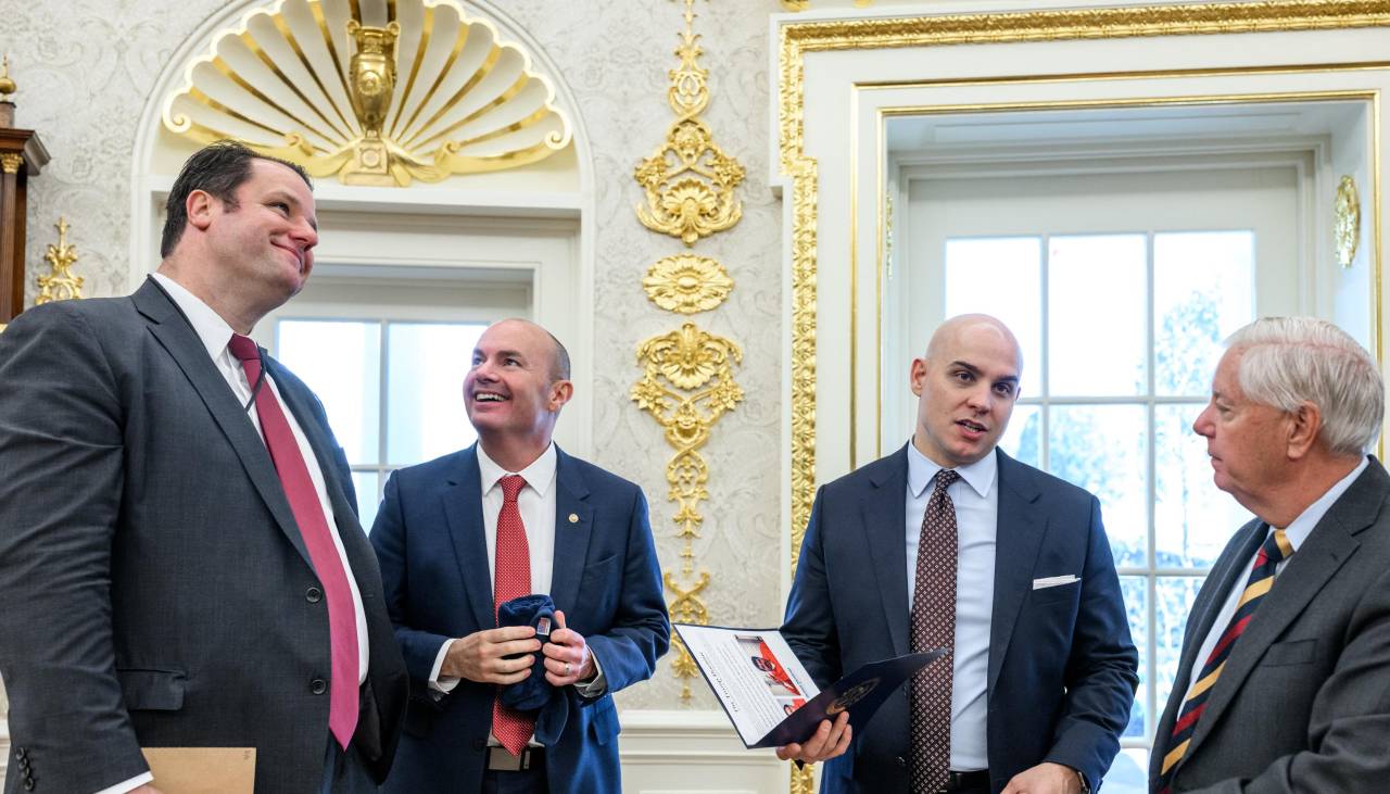 Foto filtrada de la Casa Blanca muestra imagen editada en la que se ve a Petro y Maduro como si estuvieran presos