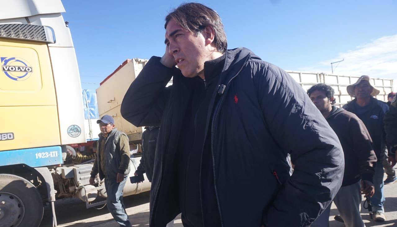 Ministro Zamora y caravana que abría el corredor humanitario regresan a La Paz por vías alternas