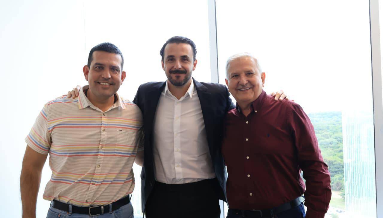 Juan Pablo Velasco se reúne con alcaldes electos de cinco municipios cruceños