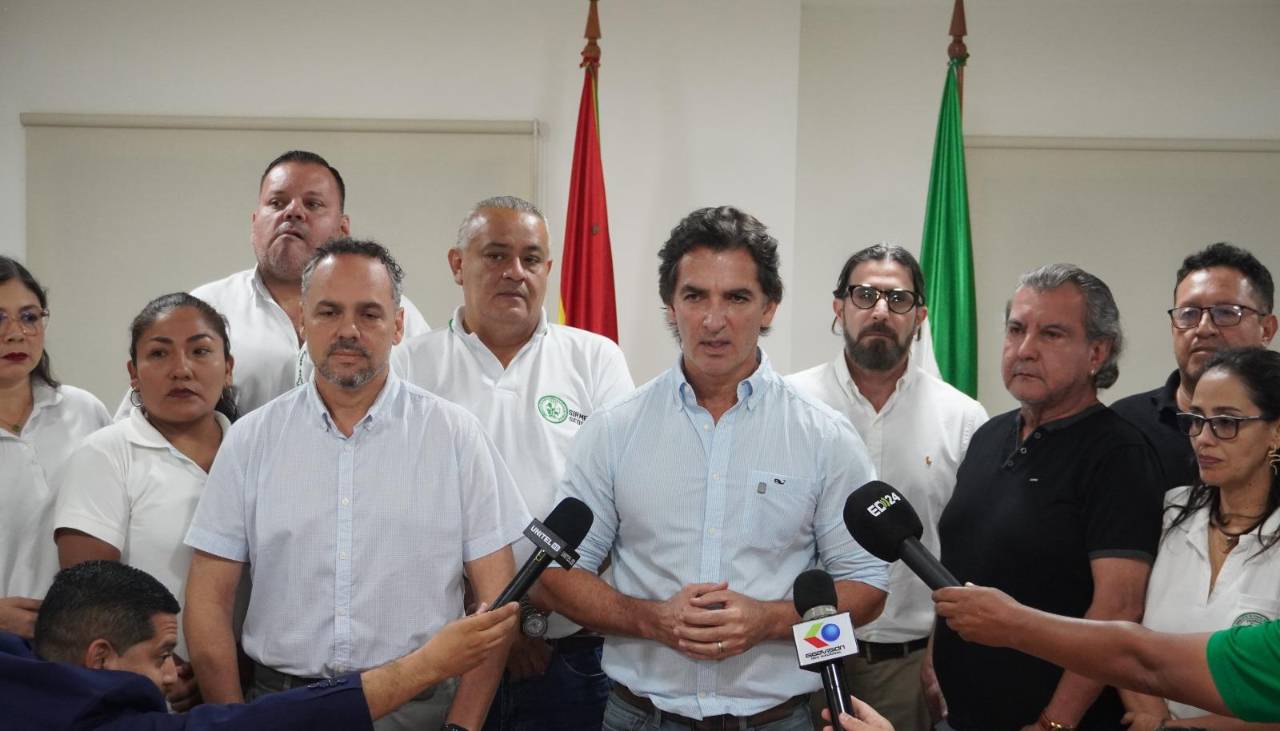 Alcalde cruceño acuerda con profesionales de salud que no habrá paros hasta diciembre y asume otros compromisos