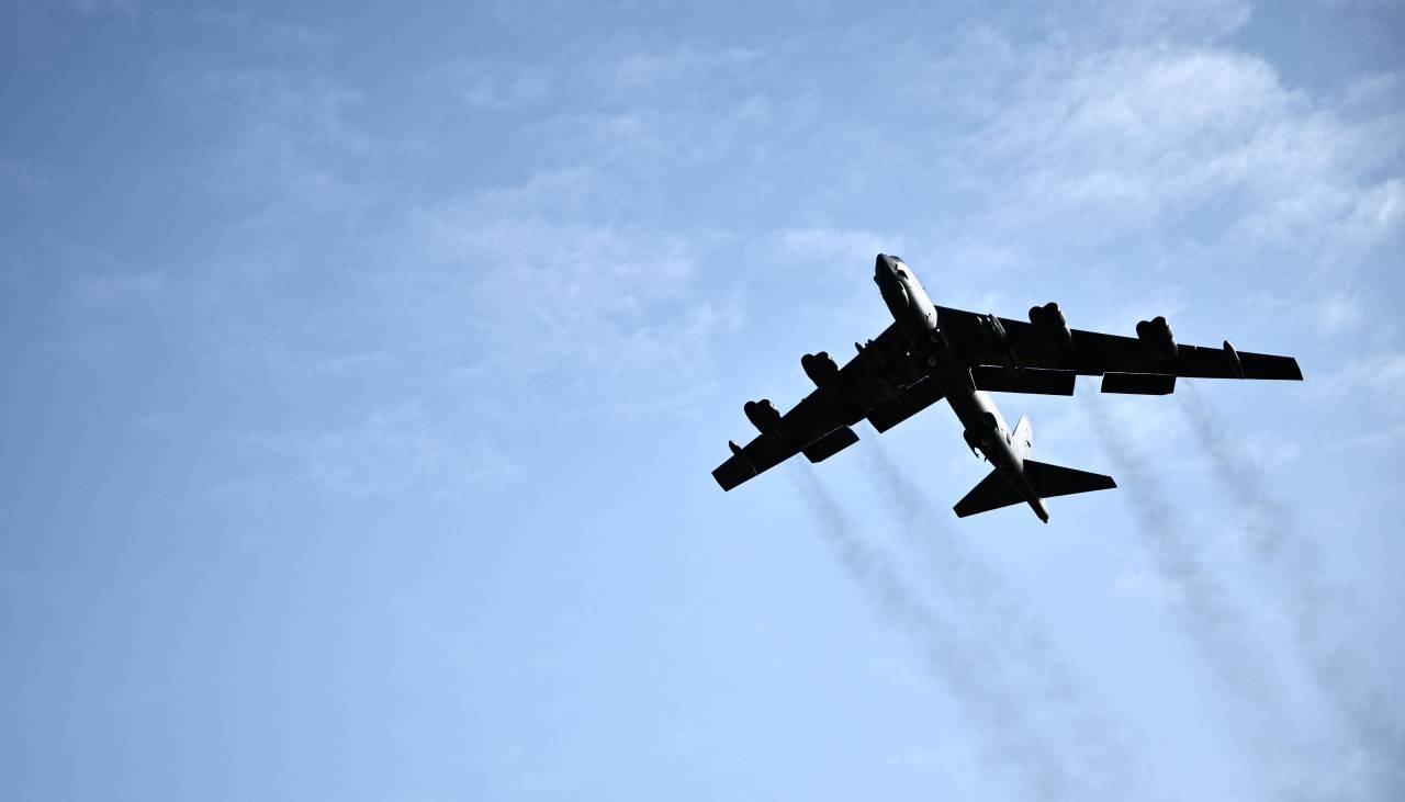 Ocho muertos dejó accidente de bombardero en base de EEUU