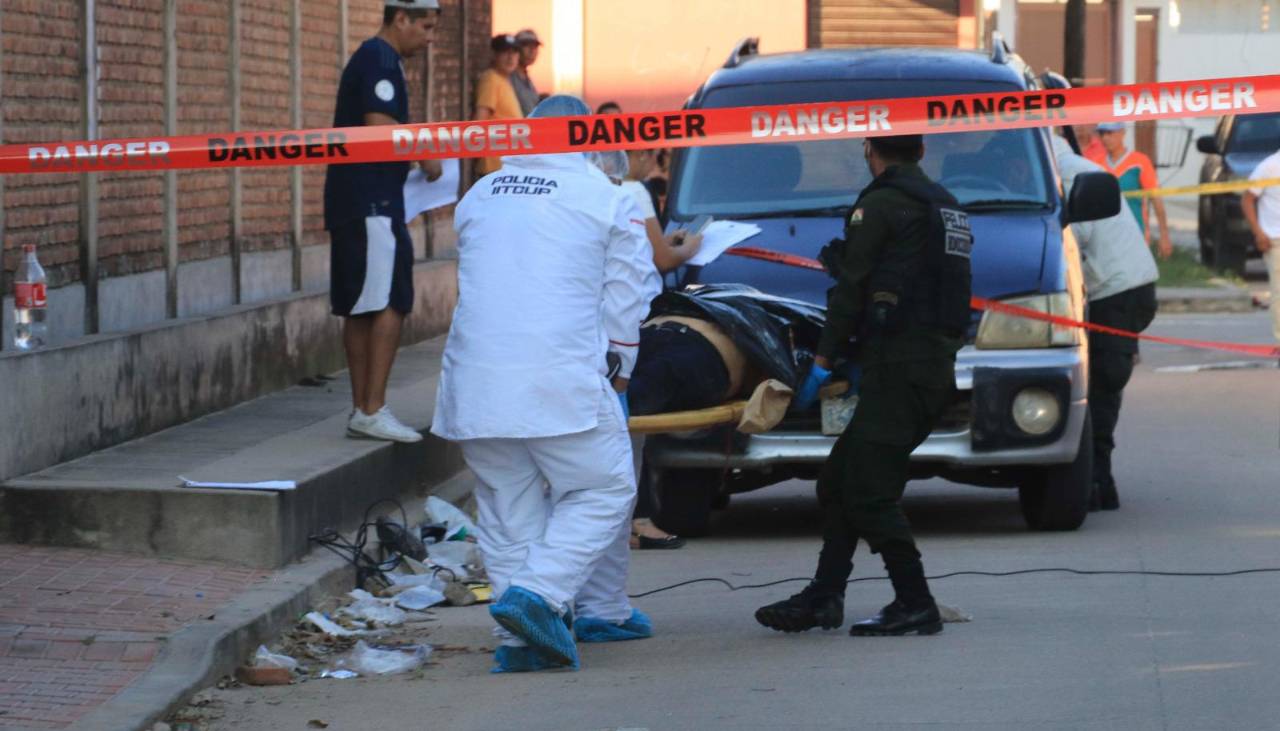 Fiscalía no descarta vínculo entre los dos asesinatos ocurridos con diferencia de minutos en Santa Cruz