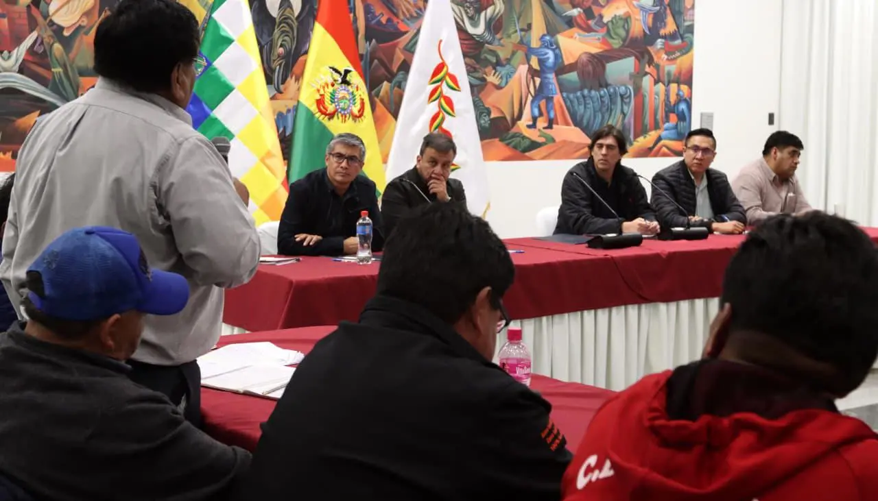 Gobierno instala diálogo con la Confederación de Choferes de Bolivia para analizar el decreto 5503