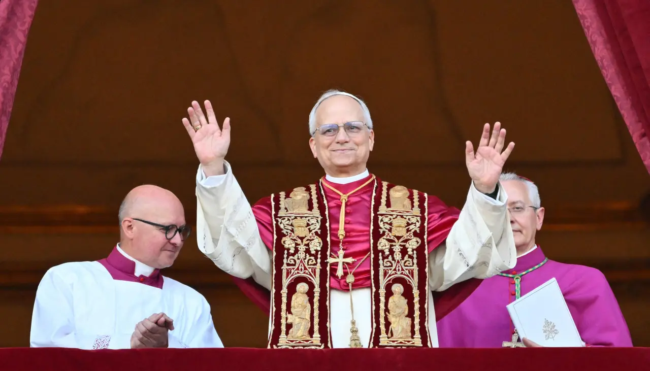 El cardenal estadounidense Robert Prevost se convierte en el papa León XIV