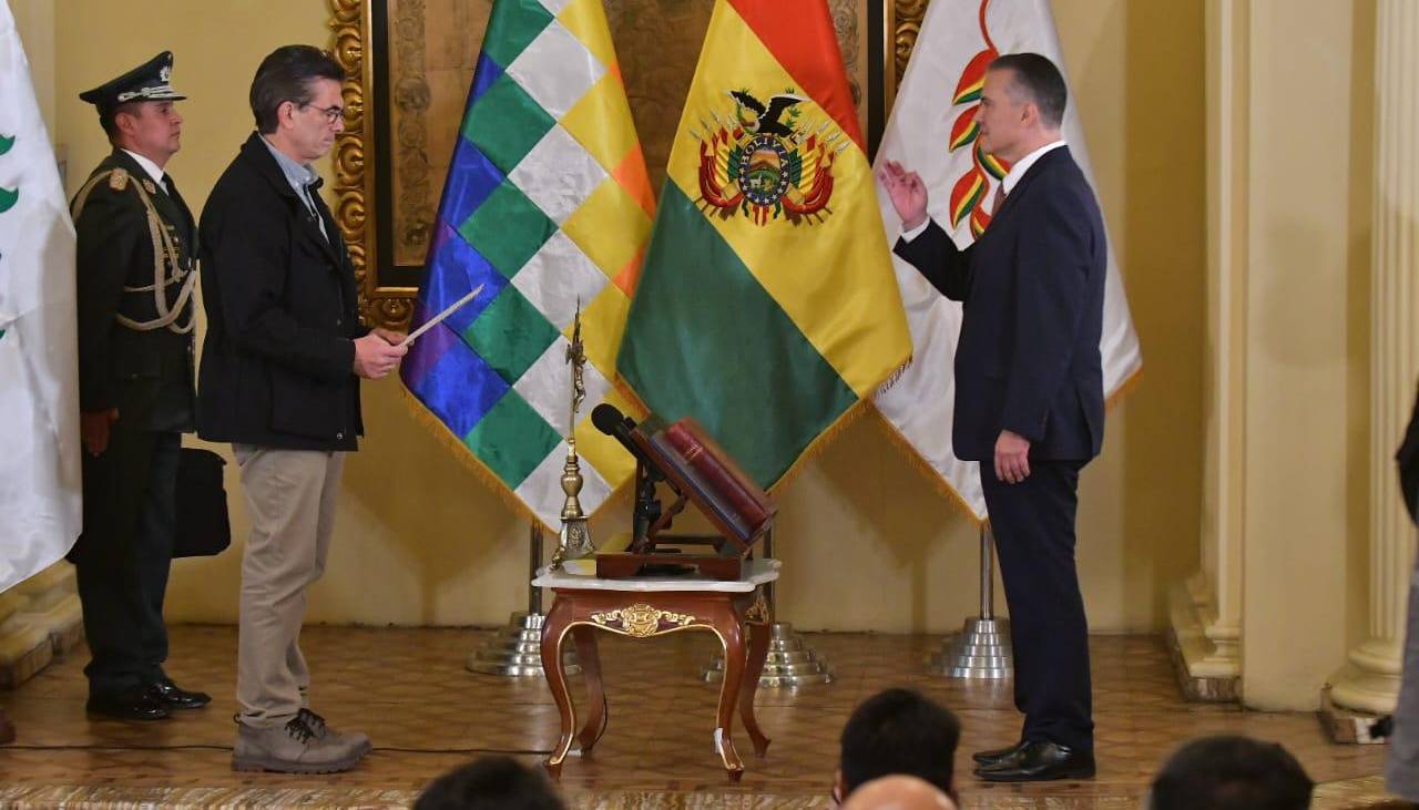 Paz posesiona a Ernesto Justiniano como ministro de Defensa en medio de las movilizaciones 