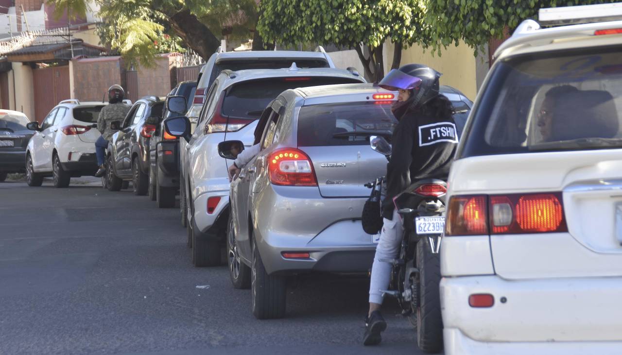 Filas extensas, reclamos e incertidumbre, crisis de combustibles continúa en el país