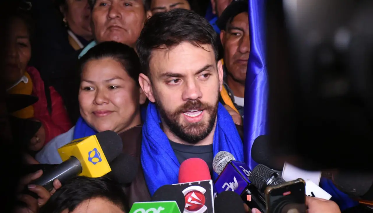 Del Castillo presenta su renuncia como ministro de Gobierno para enfocarse en su candidatura