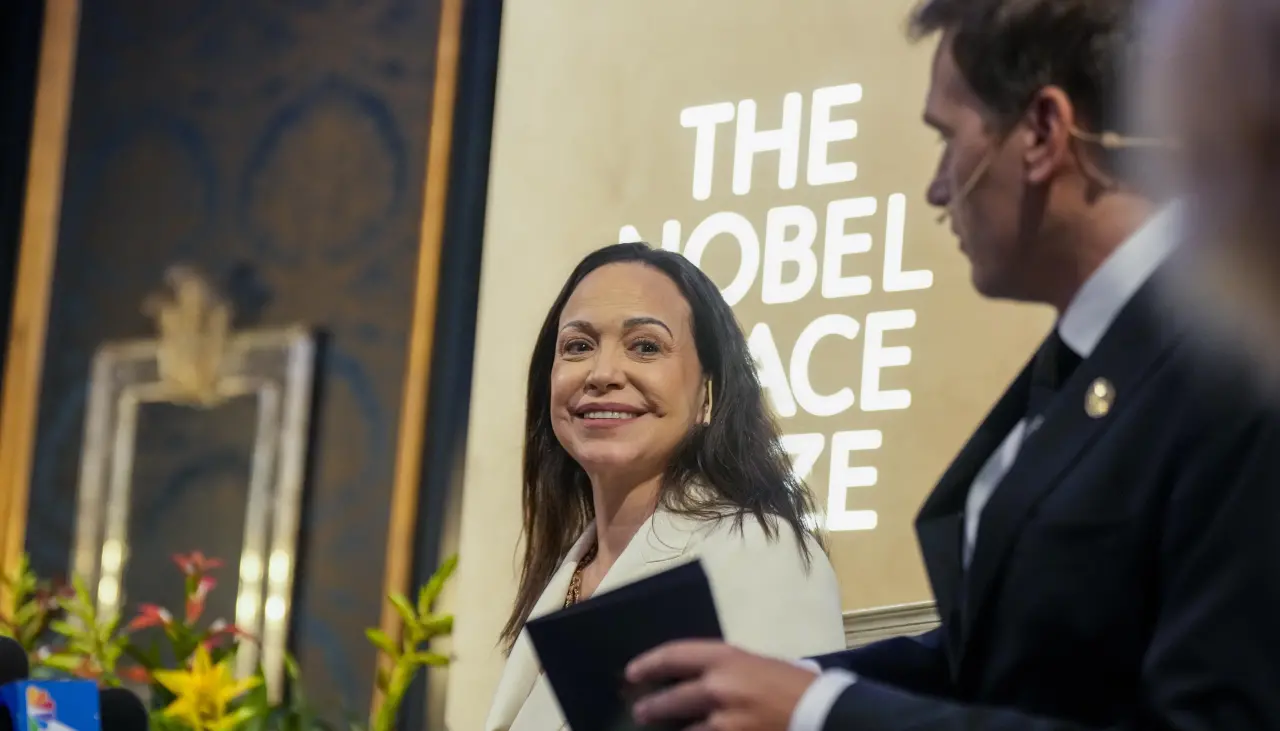 Disfrazada y con peluca: Así salió María Corina Machado de Venezuela rumbo a Oslo para recibir el Nobel de la Paz