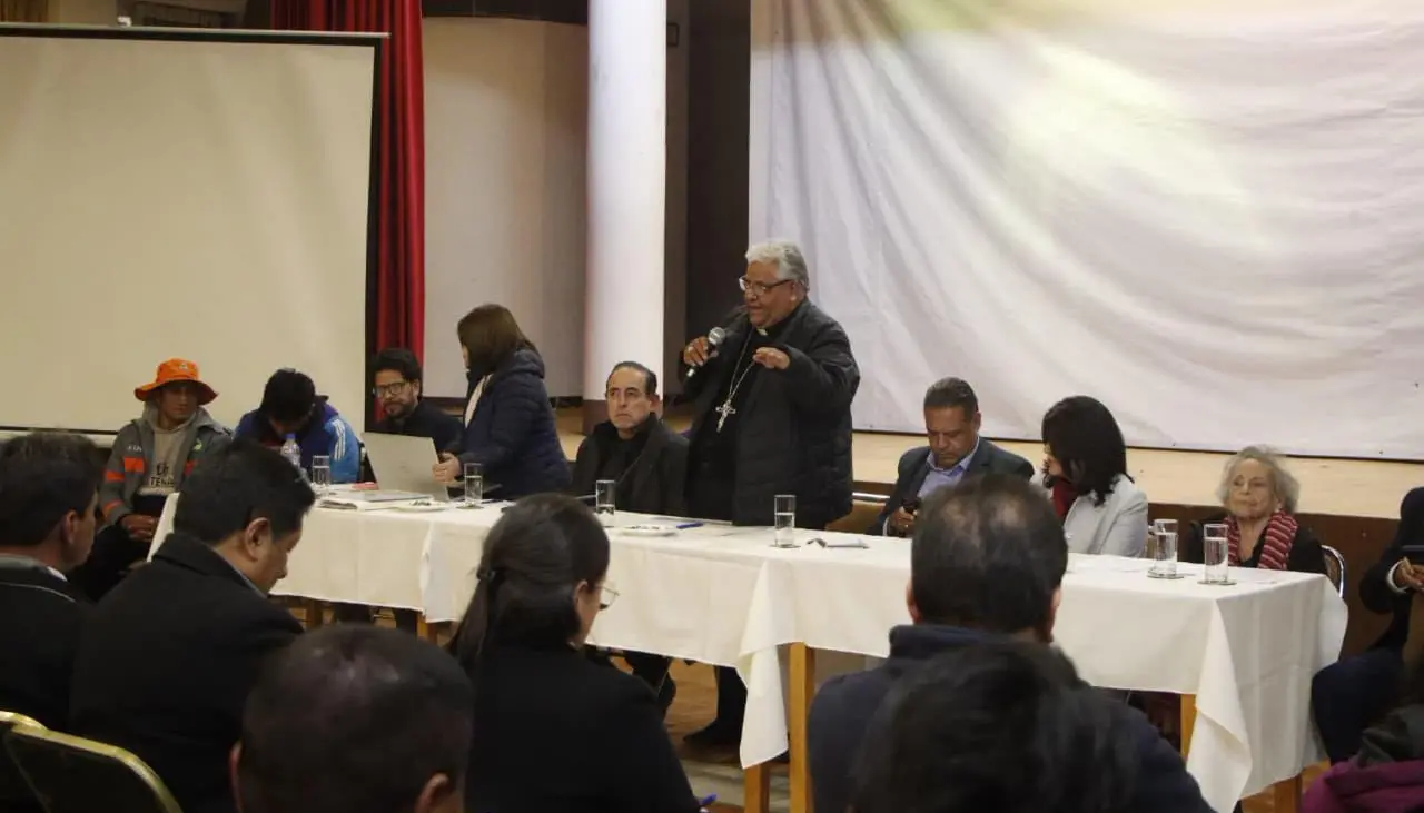 Basura en La Paz: Autoridades y trabajadores de aseo instalan mesa de diálogo con mediación de la Iglesia