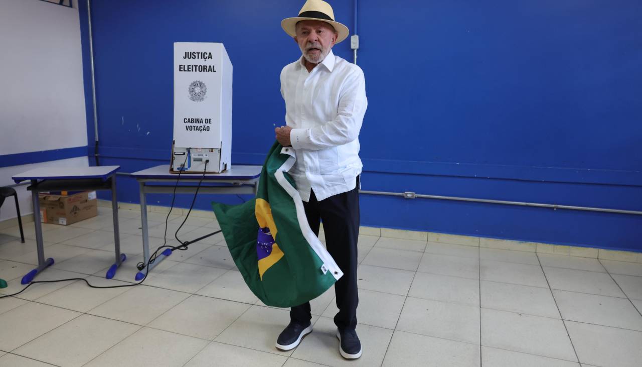 Lula afirma estar “confiado” de su victoria al votar en las presidenciales de Brasil