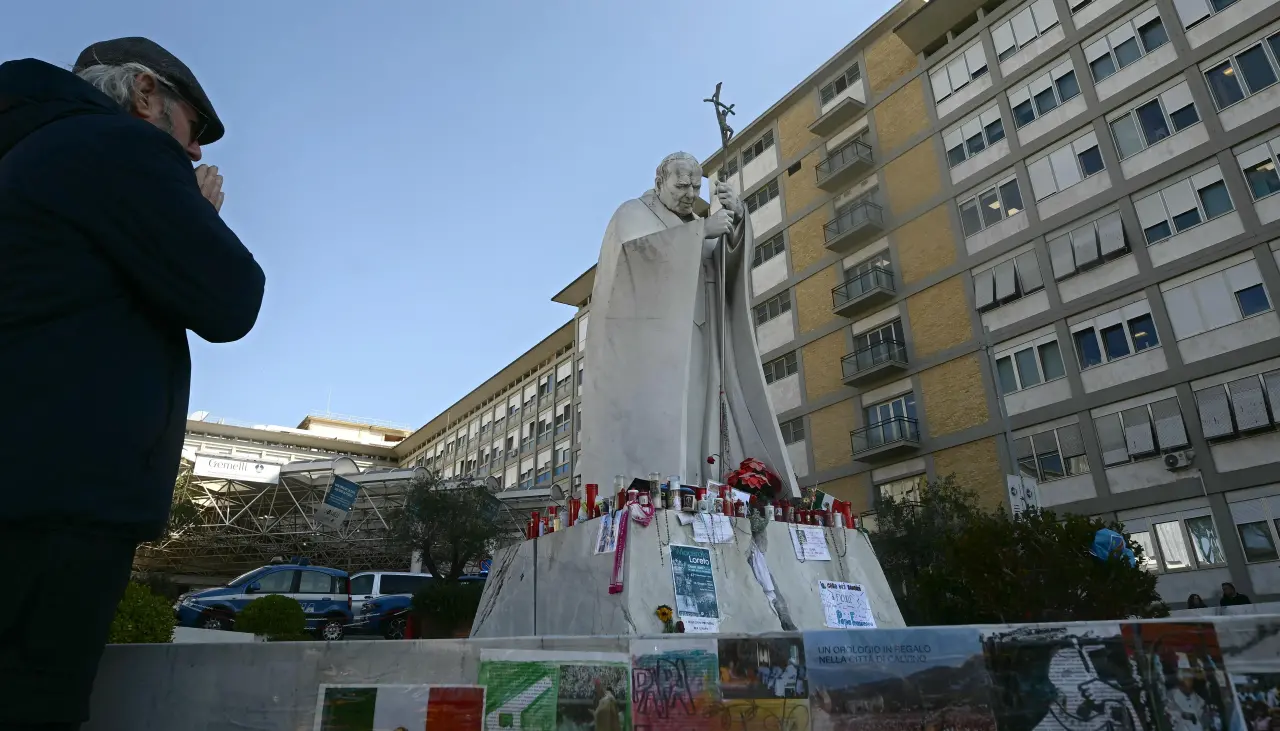 El papa Francisco respira sin mascarilla tras su última recaída