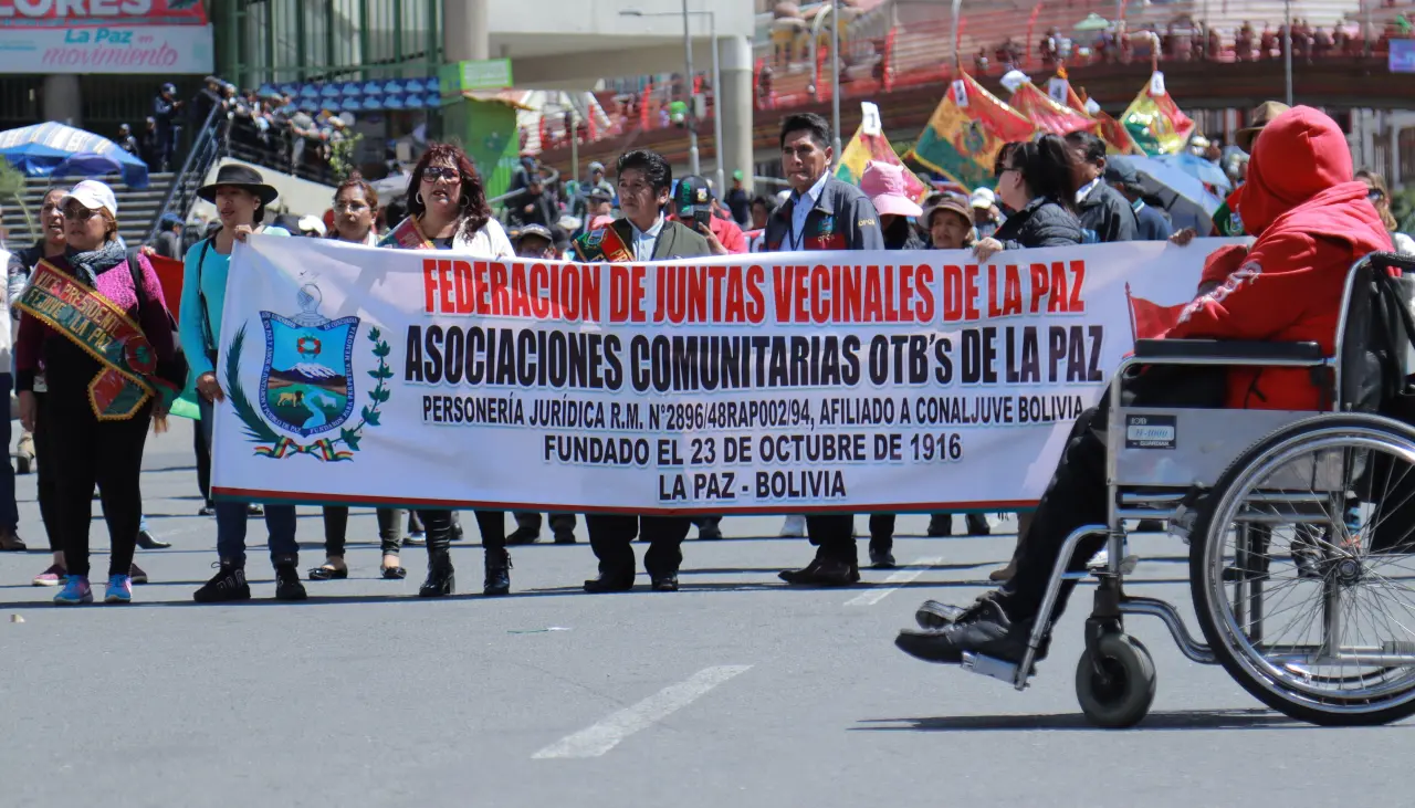 El diálogo por el pasaje en La Paz se trunca: Juntas vecinales marchan y, en respuesta, choferes declaran paro de 48 horas