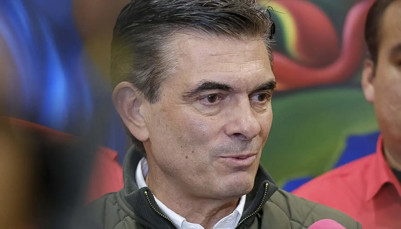 Paz dice que “demoras” en la entrega de combustible en La Paz y El Alto se deben a la verificación de la calidad