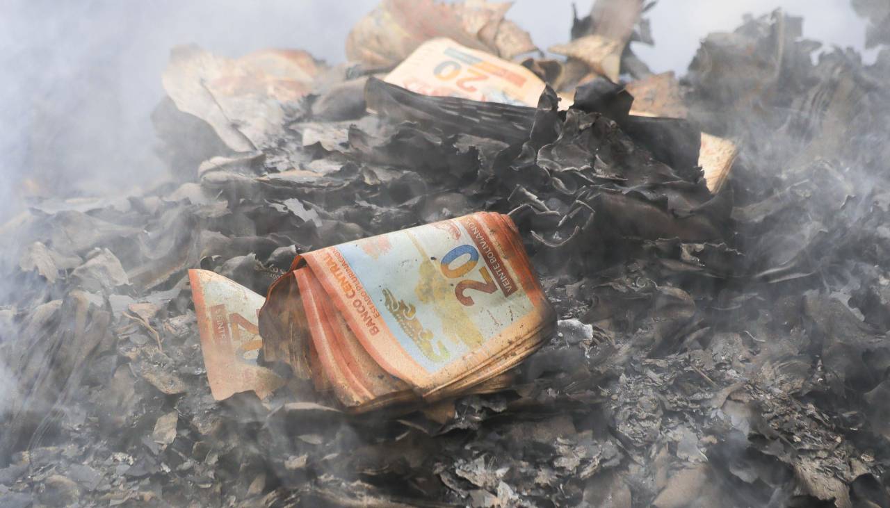 Comparecen ante un juez cautelar los 46 acusados de sustraer billetes del avión accidentado