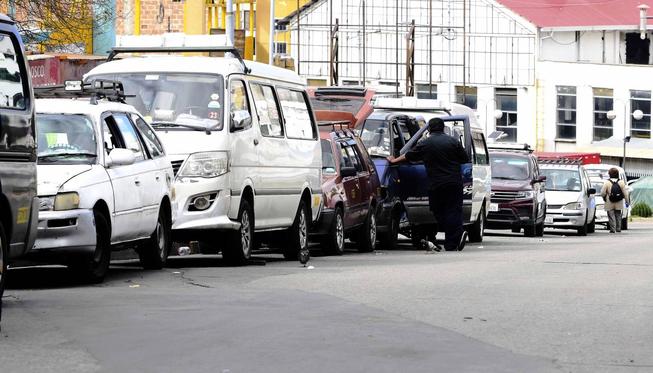 Largas filas por gasolina en La Paz: conductores dicen que pasan la noche en sus vehículos 