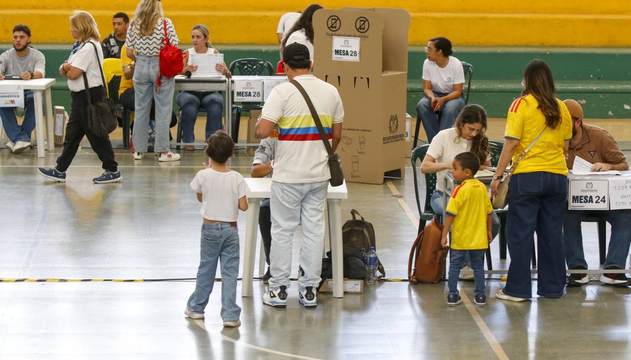 Cierran los colegios electorales en Colombia y comienza el conteo de votos para presidente