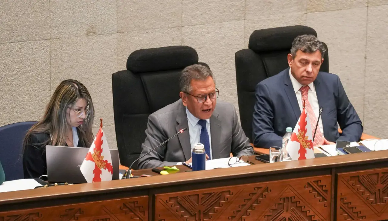 Ministro de Gobierno evade la censura por el caso maletas en la sesión de interpelación en la Asamblea Legislativa