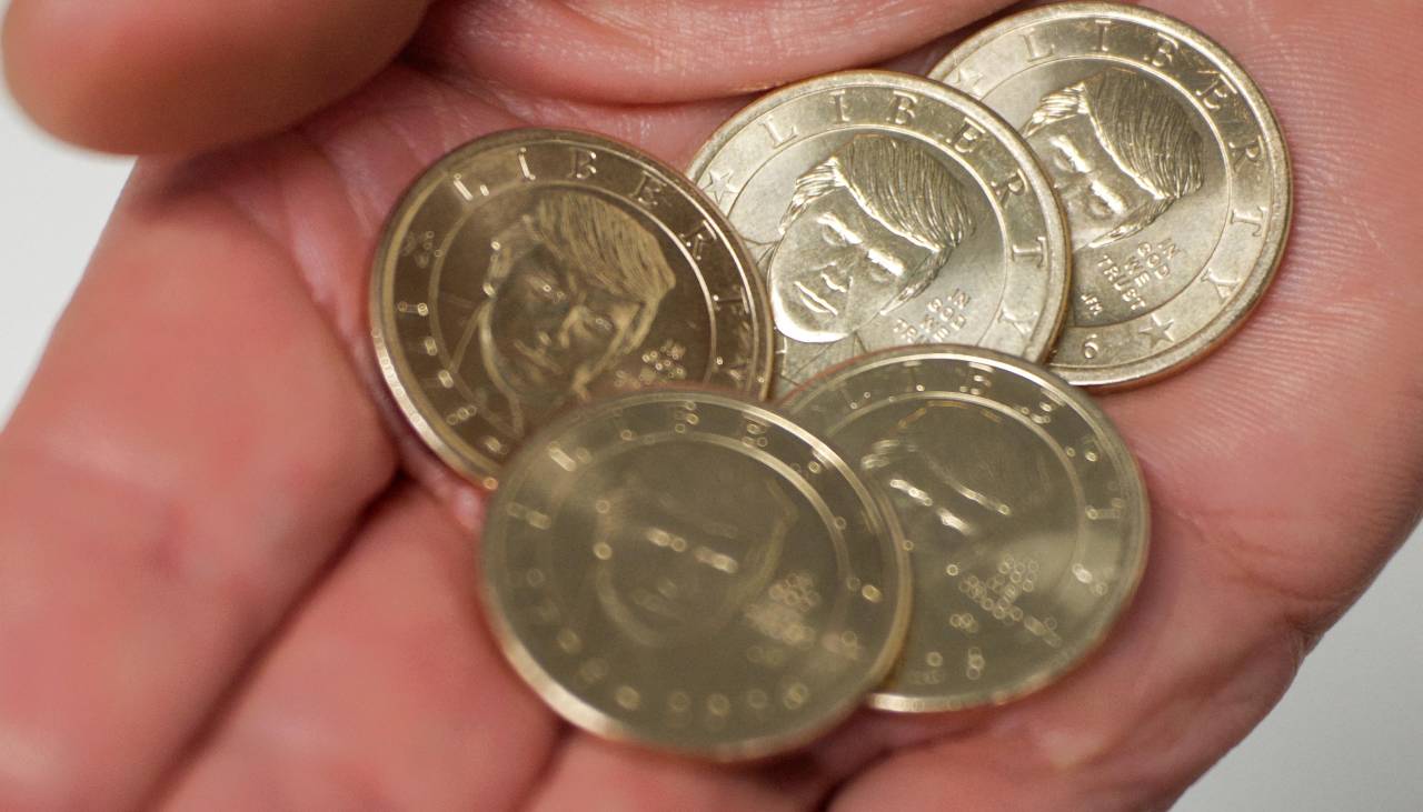 ¡Se agotaron en horas! Así son las monedas de $us 1 con el rostro de Donald Trump